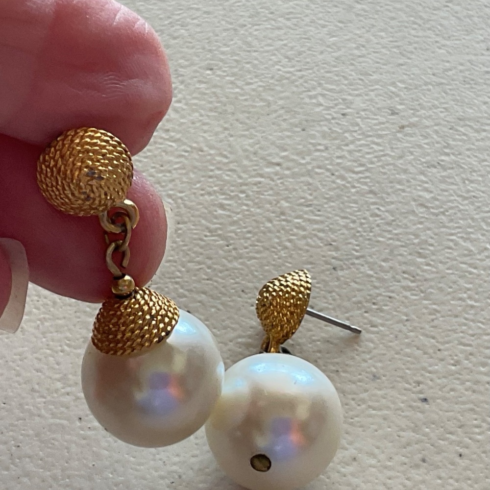 Faux Pearl dangle earrings pierced goldtone trim 1” vintage - Picture 3 of 7